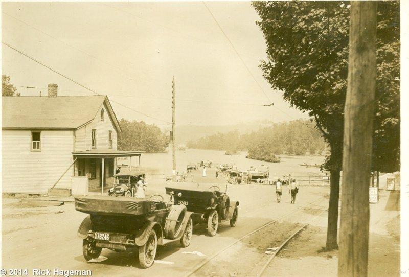 Landing Road, looking toward Lake Hopatcong, site of modern-day traffic light. Circa 1916.