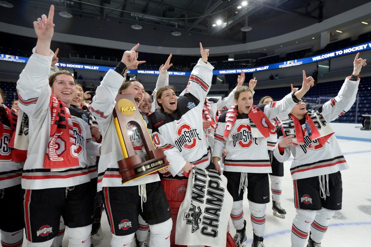 Ohio+State+as+they+hoist+the+national+championship+trophy.