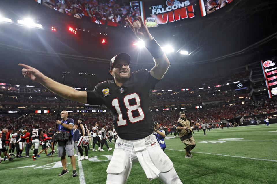 Kirk Cousins celebrates the overtime win against the Tampa Bay Buccaneers.